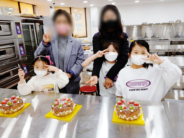 어린 숙녀분들이 초코생크림케이크를 만들었어요~:D