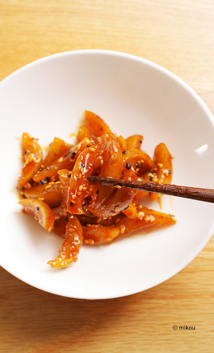  입맛 돋우는 매실 장아찌 무침 만들기