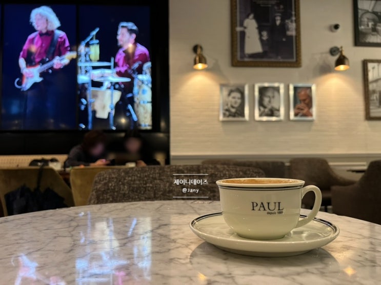  프랑스에서 온 베이커리 카페 PAUL에서 에그노그 한 잔