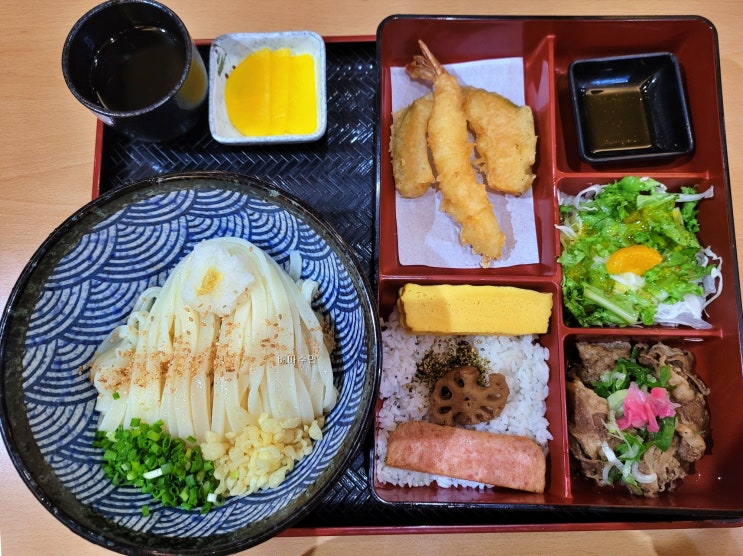  울산 아키라에선 붓카케우동을 비벼버렷!