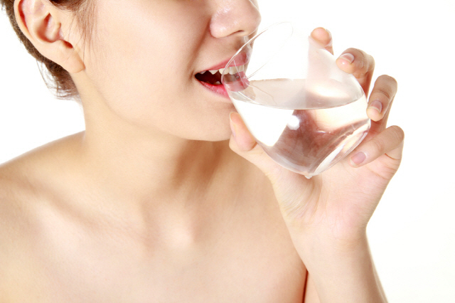 공복 물 한잔.. 활기찬 하루 좌우하는 아침 습관 3가지...
