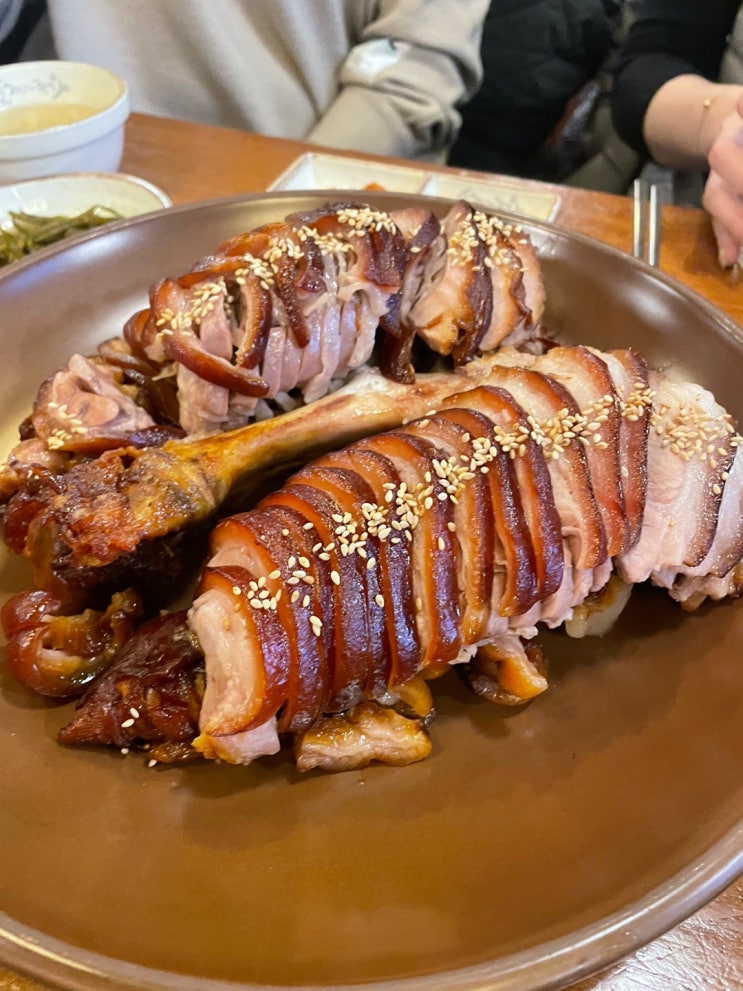  대구 종로에 친구들과 함께'가장맛있는족발'