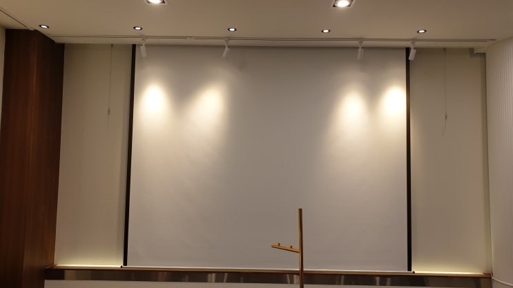  종로 전시회장에 빔프로젝트 150인치 전동스크린 설치