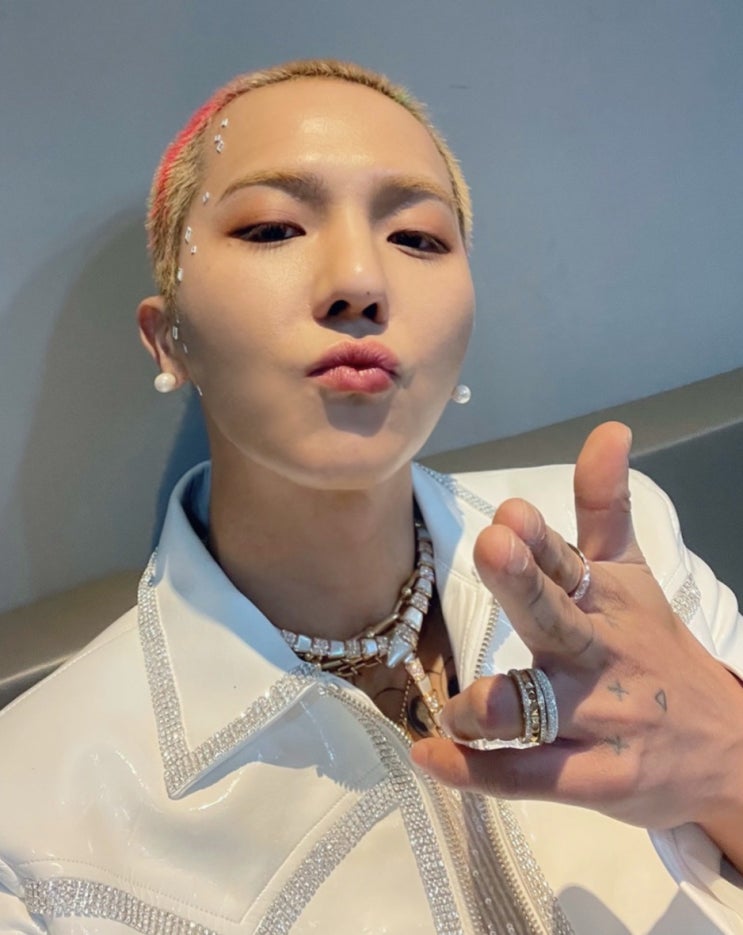 명품이 현관문 앞으로 배송 온다는 송민호 명품이 현관문 앞으로 배송 온다는 송민호