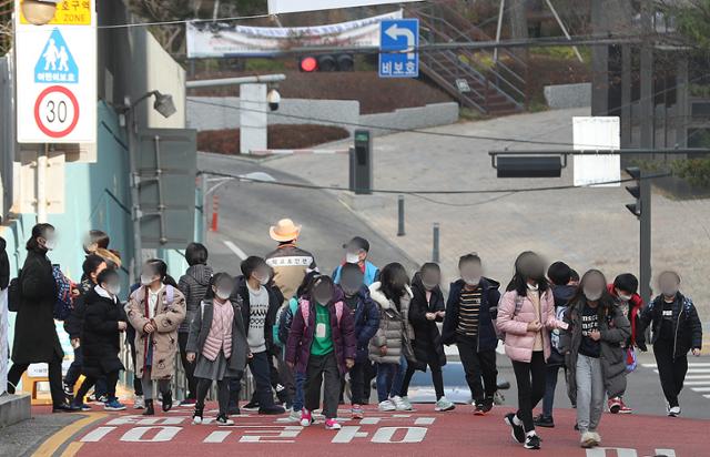 20일부터 전면등교 중단 …학부모 "방학 코앞인데 이제사?" 20일부터 전면등교 중단 …학부모 "방학 코앞인데 이제사?"