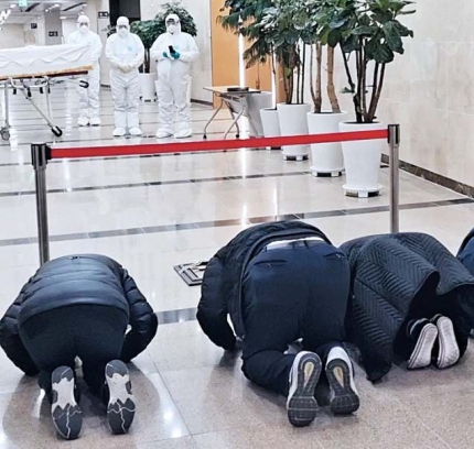 얼굴도 못보고 보내는 ‘90초 코로나 사별’... 美·유럽은 다르더라 얼굴도 못보고 보내는 ‘90초 코로나 사별’... 美·유럽은 다르더라