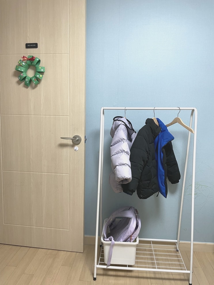  [살림팁] 현관 입구 방에 행거로 겉옷 정리 하기