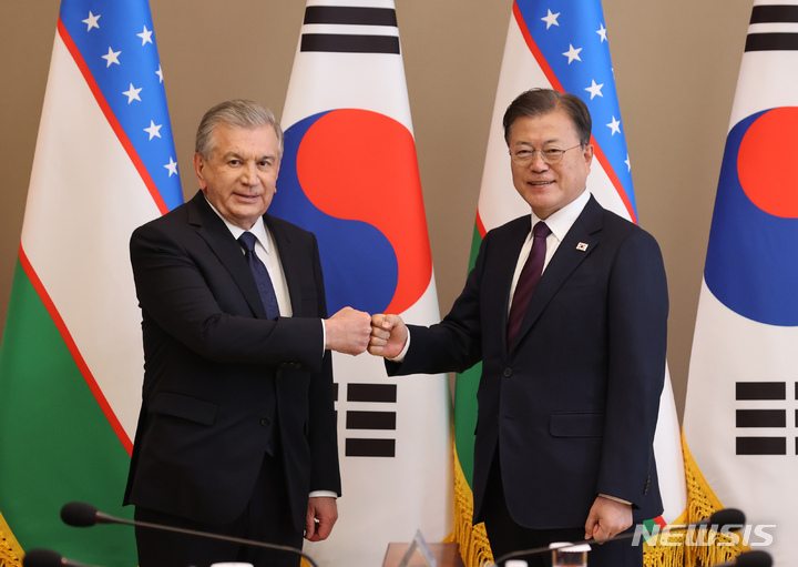 한·우즈벡 정상회담…보건·에너지·희소금속 공급망 협력 한·우즈벡 정상회담…보건·에너지·희소금속 공급망 협력