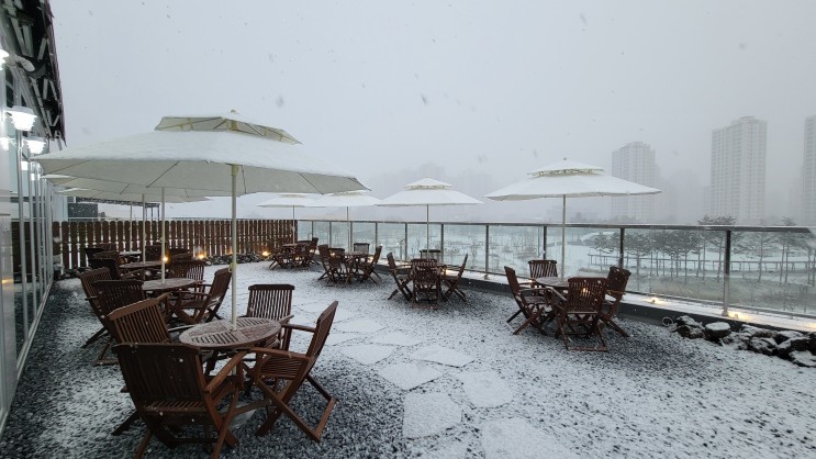 눈오는날 경기도 미사 루프탑 카페 눈쌓인 테라스 풍경.jpg
