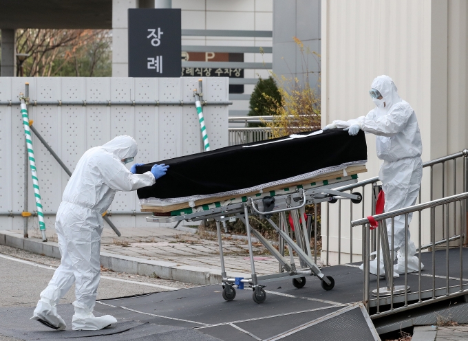 '고인 못 본 채 화장' 코로나 장례지침 바뀐다 '고인 못 본 채 화장' 코로나 장례지침 바뀐다