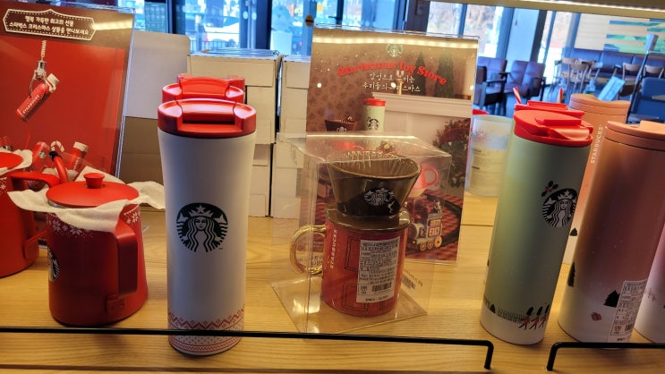  주말 아침 크리스마스 분위기와 스벅 홀리데이돌체쿠키라떼 한잔