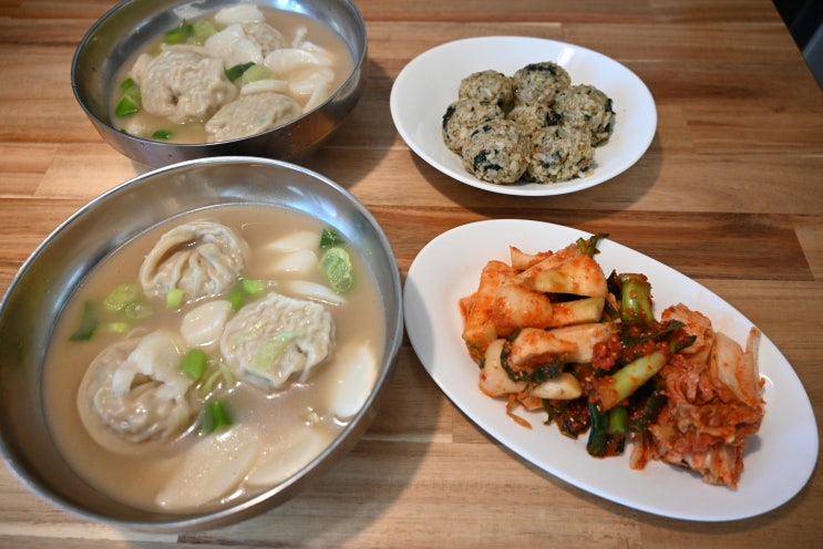  떡 만둣국과 간장게장 주먹밥.