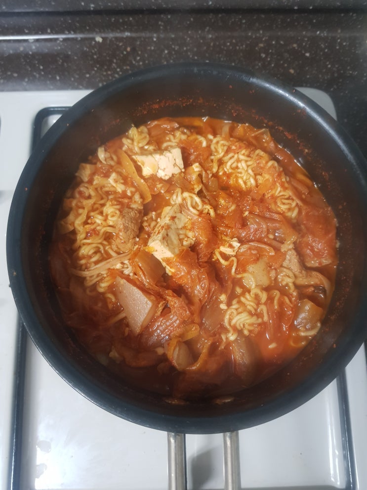  돼지고기 사골 김치찌개에 라면사리 추가요