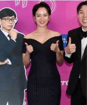 송지효 패션감각 돌아왔다 연예대상 스타일 어땠길래