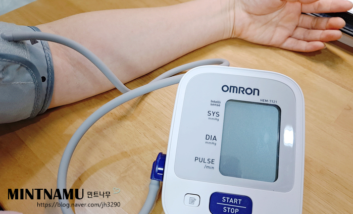 오므론 혈압계 HEM-7121 가정용 혈압계로 혈압 체크 관리
