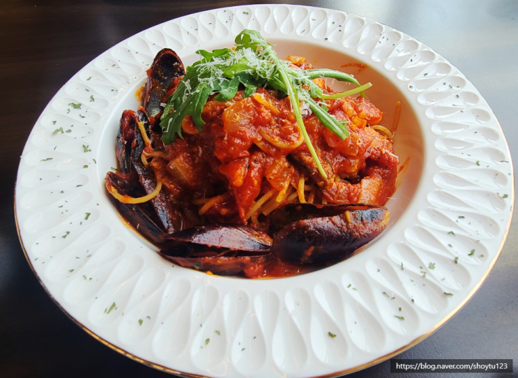 [수원맛집/호매실맛집] 생일 기념 방문한 더블글래스카페(파스타+윙봉+피자) 솔직후기.