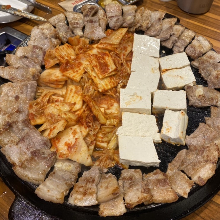  [한남동 고기맛집] 무쇠김치삼겹 한남점 - 솥뚜껑 삼겹살과 김치의 조합이 예술!
