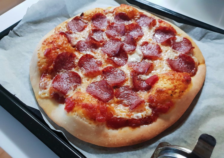 "페퍼로니 살라미 피자" 레시피, 강력분 반죽으로 쉽게 집에서 만든 피자