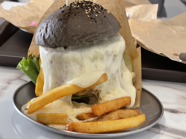 치즈가 흐르는 카페오션스 강릉수제버거 비키니버거
