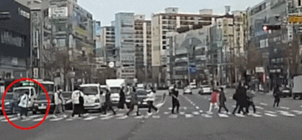 8차선 건너는 할머니 곁, 무릎 굽혀 함께한 남학생 (영상) 8차선 건너는 할머니 곁, 무릎 굽혀 함께한 남학생 (영상)