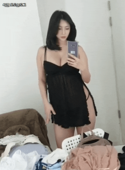 깜찍한 표정에 반전 볼륨감을 가진 모델 깜찍한 표정에 반전 볼륨감을 가진 모델