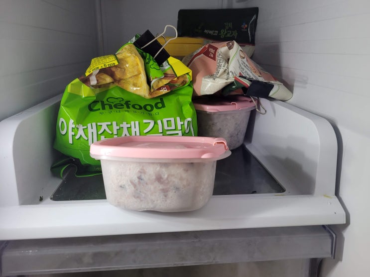  오늘 점심은 닭다리와 밥으로 심플하게 먹었다