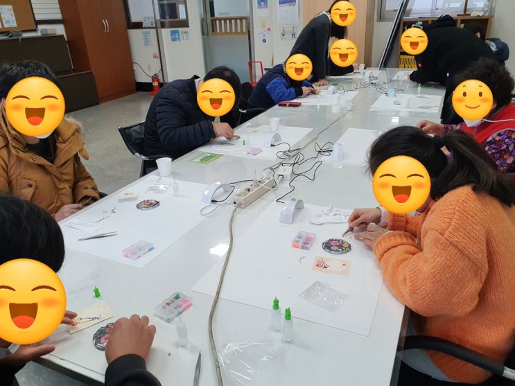  충북 장애인 종합복지관과 함께하는 ‘레진 아트 및 자개 모빌 만들기 체험’
