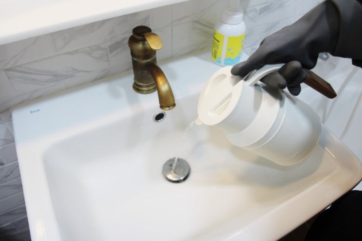 막힌 세면대 뚫는 방법 화장실 배수구 막힘 청소 효과적으로 해결!