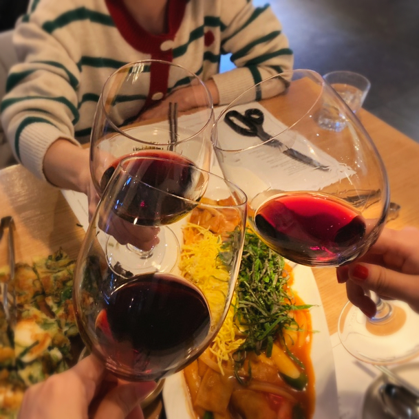  명동'와인주막차차 명동점_ 명동성당 뷰, 안주가 맛있는 캐쥬얼 와인바