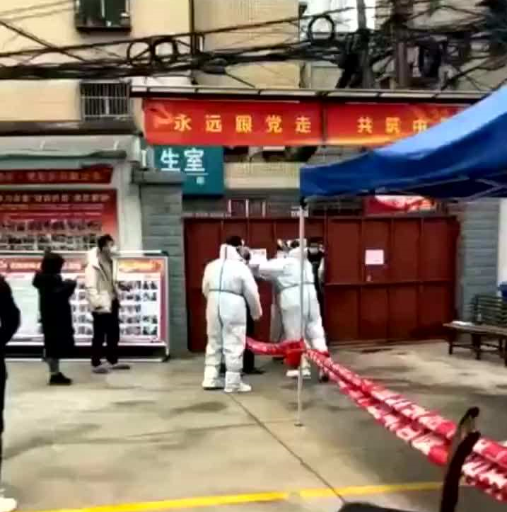 도시 봉쇄된 중국 시안, 방역요원과 충돌 사건 발생 도시 봉쇄된 중국 시안, 방역요원과 충돌 사건 발생