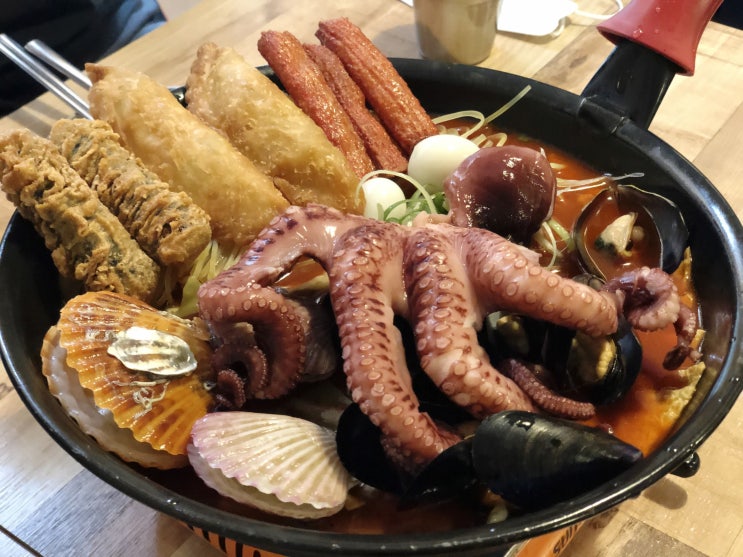  떡볶이 맛집 : 홍대 씨부엉 해물 가득 떡볶이 맛있어!
