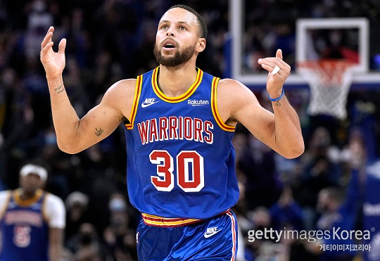 [오늘의 NBA] 스테픈 <b>커리</b>는 세 번 울지 않는다