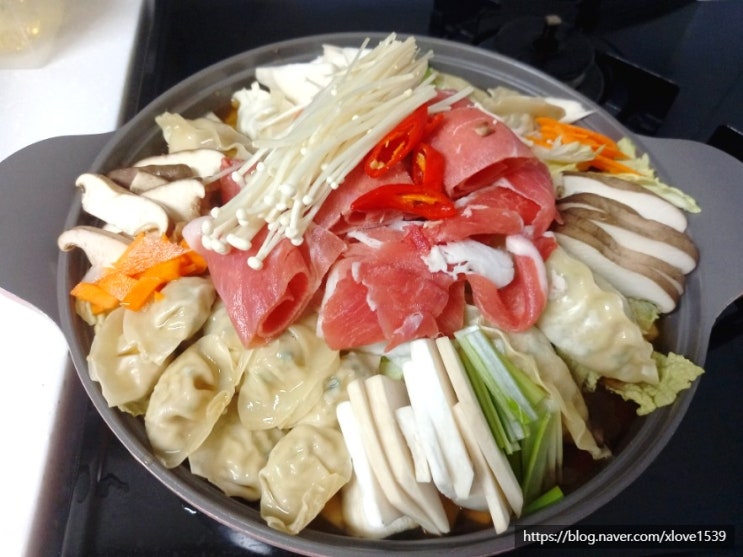  냉동만두 요리 칼국수 사리 넣어  뜨끈한 만두전골