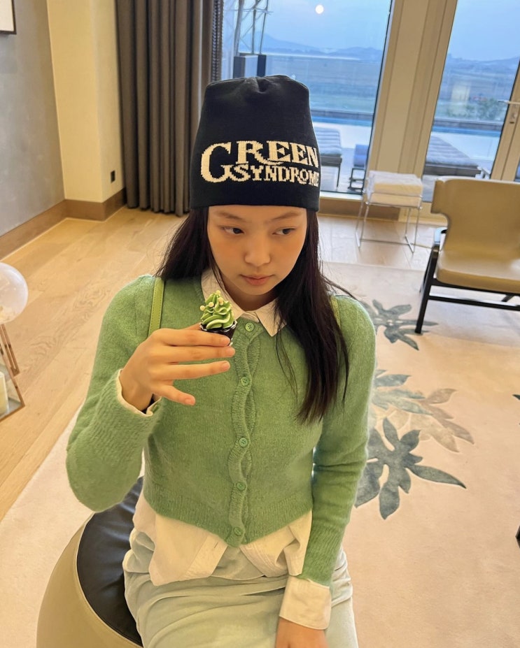  제니 크리스마스패션:페퍼페퍼 초록가디건 pepper pepper,비비안웨스트우드 슬립온,Green Syndrome 비니,위글위글 데이지 니삭스,케이스티파이 케이스,샤넬백팩