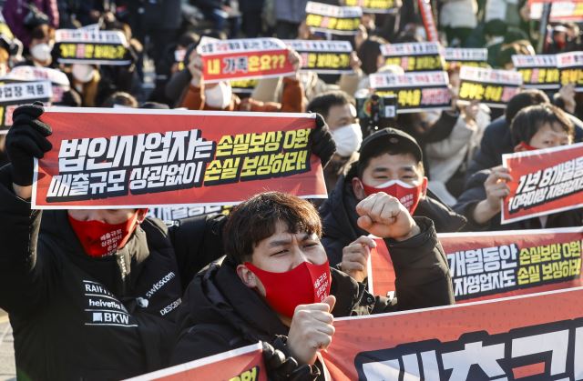 뿔난 자영업자들 ‘집단휴업’ 결의하나… “평균 매출 2주간 하락세” 뿔난 자영업자들 ‘집단휴업’ 결의하나… “평균 매출 2주간 하락세”