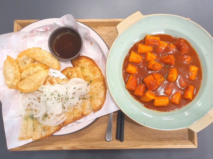  로라방앗간 떡볶이 메뉴 비빔만두 납작만두 로라혼떡