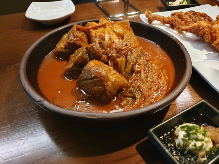  매력적인 학동 논현 김치찜 맛집 아낙 본점