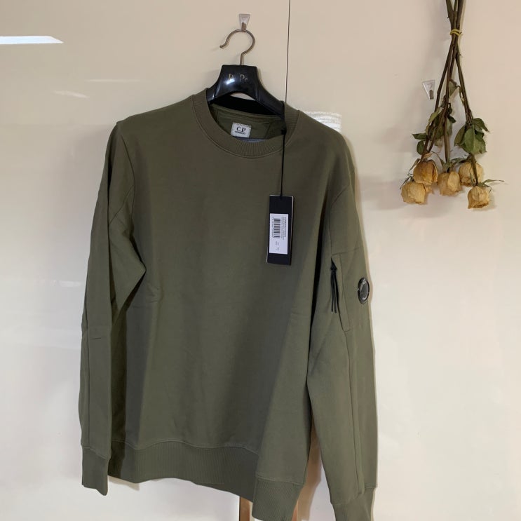  CP 컴퍼니 렌즈 맨투맨 데일리룩으로 찰떡+180/70L 사이즈 착용샷