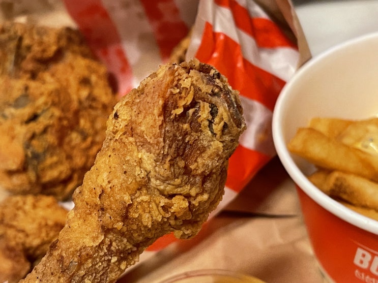 버거앤프라이즈 골드브라운 하프치킨 치즈프라이와 맥주