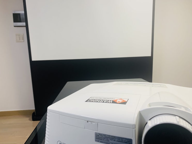  서울 운전학원에 학원용 빔프로젝트 스크린 설치 영상 수업하기 좋아요