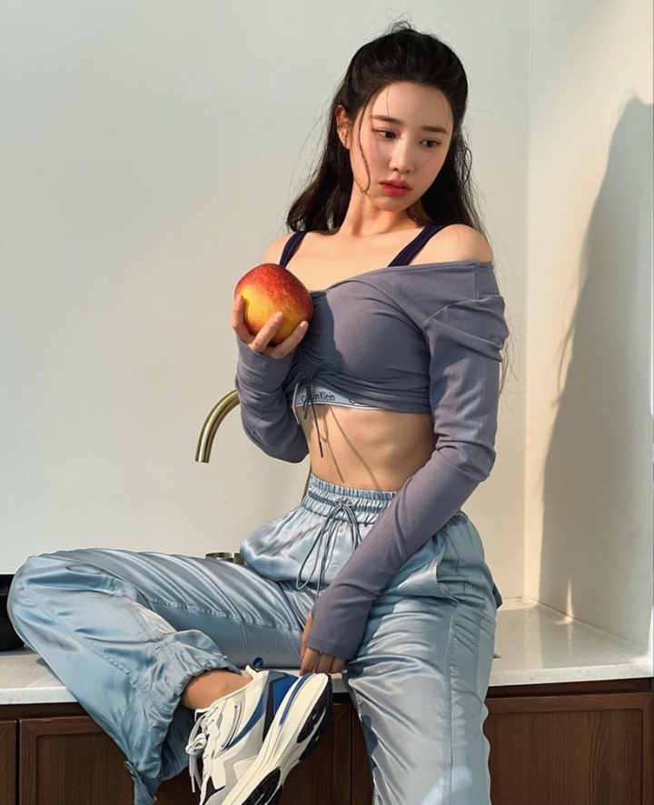 베리굿 출신 조현, 어깨선과 복부 보이며 완벽한 초콜릿 복근 뽐내 베리굿 출신 조현, 어깨선과 복부 보이며 완벽한 초콜릿 복근 뽐내