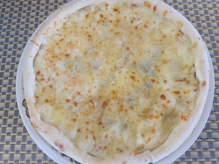  초록마을에서 고르곤졸라피자 구매했어요~!!! 깔끔하고 맛있는맛~!!