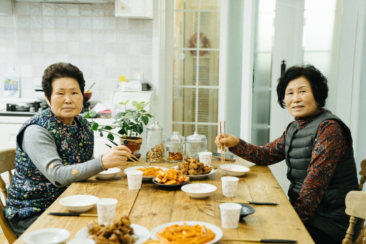  크리스마스 날 가족끼리 점심 먹기.