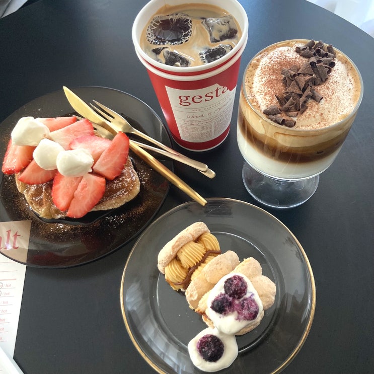 연남동 카페 "게슈탈트 커피" 다쿠아즈, 크로플 맛집 시그니처 크림라떼 쏘굳 ~