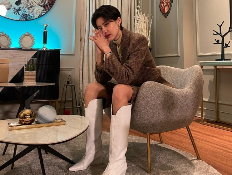 개그우먼 장도연, 다리를 품으로 끌어안고 장난기 넘치는 모습 반전 매력 개그우먼 장도연, 다리를 품으로 끌어안고 장난기 넘치는 모습 반전 매력
