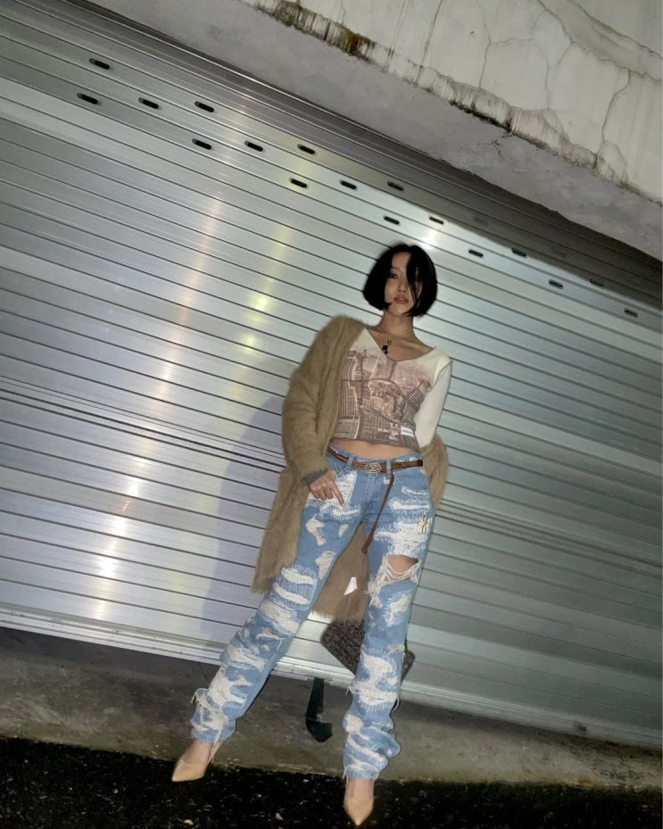 마마무 화사, 빈티지풍 블루진에 보디 라인 드러나는 크롭 상의로 힙한 비주얼 마마무 화사, 빈티지풍 블루진에 보디 라인 드러나는 크롭 상의로 힙한 비주얼
