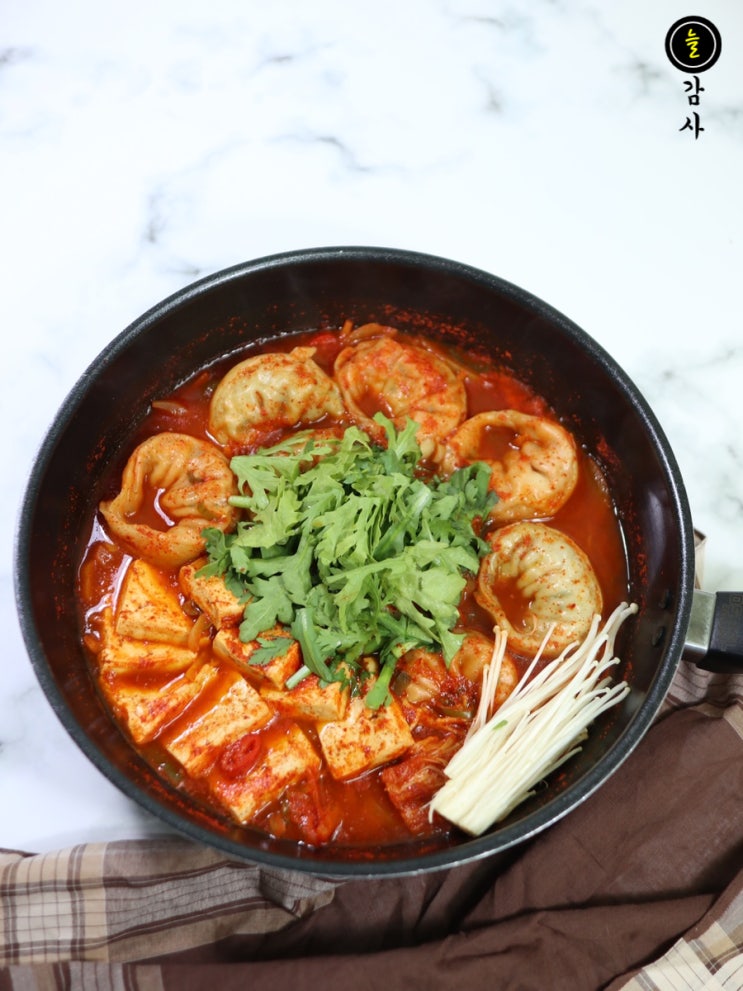  만두전골 레시피 : 냉동만두 활용한 얼큰한 국물만두 요리 만들기 (Ft. 만두찌개 양념장)