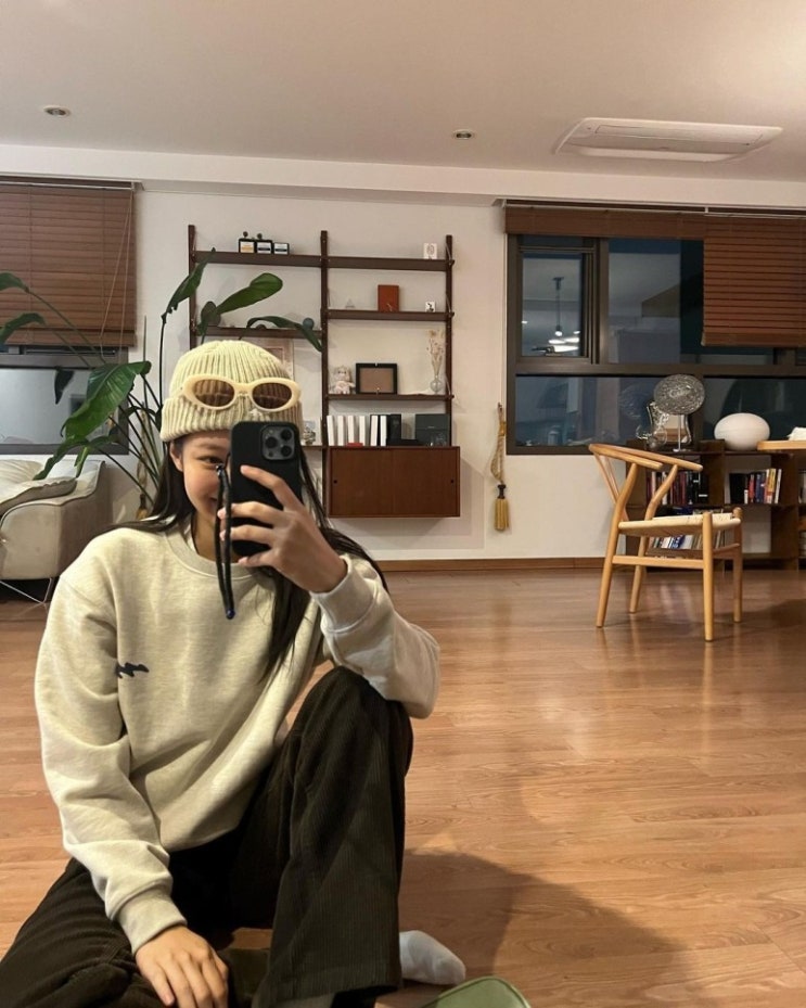 블랙핑크 제니, 베이비 페이스 매력 발산...머리 끝은 비니 발끝은 엣지로 포인트 블랙핑크 제니, 베이비 페이스 매력 발산...머리 끝은 비니 발끝은 엣지로 포인트