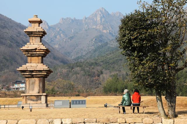 오래 머물기 좋은 곳 .. 차밭, 절터, 한옥...