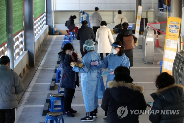 사회적 거리두기 2주 연장 가능성…'동선확인 앱' 활용도 검토 사회적 거리두기 2주 연장 가능성…'동선확인 앱' 활용도 검토
